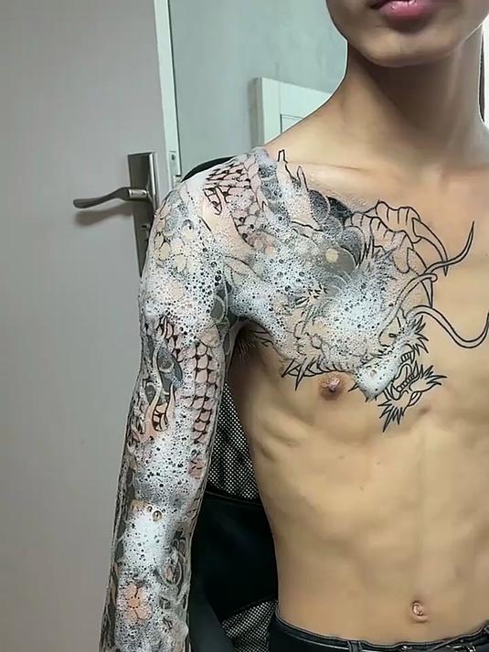 小伙满背纹身盘龙,十分霸气的图案,一般人不敢惹