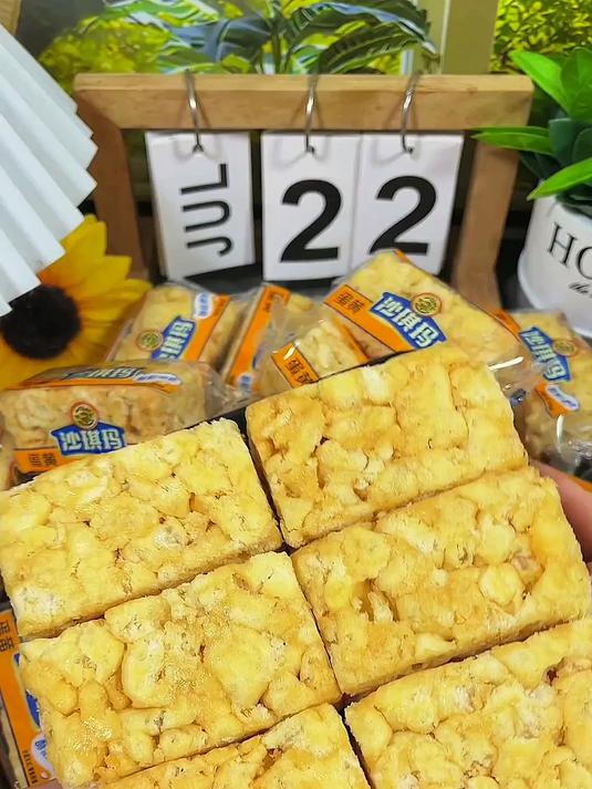 沙琪玛还是徐福记大品牌蛋香浓郁,松软绵密,家里老人小孩都爱吃