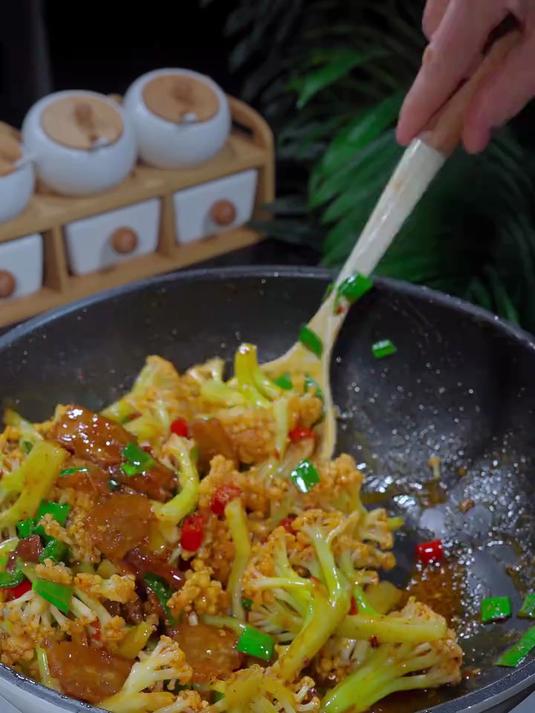 清脆美味的爆炒菜花