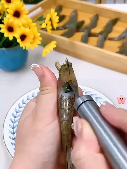 孩子超爱吃虾，去虾线虾胃太费劲。有了这剔除刀，处理的干干净净