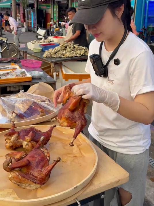 摆摊卖烤鸡啦 文昌鸡是海南的特色,烤文昌鸡更是皮酥肉嫩