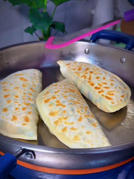 今天给大家分享一韭菜盒子的做法