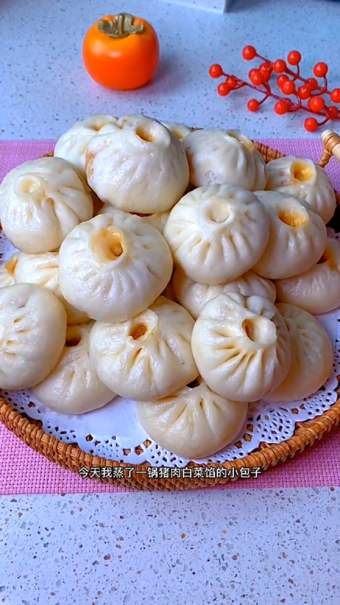 今天我蒸了一锅猪肉白菜馅的包子,个个都蓬松柔软
