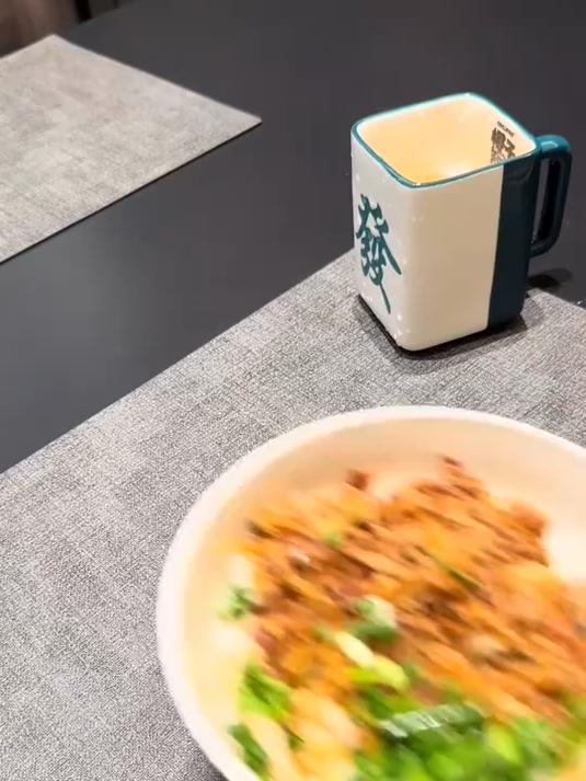 小时候吃的最多的是那种咸菜面疙瘩
