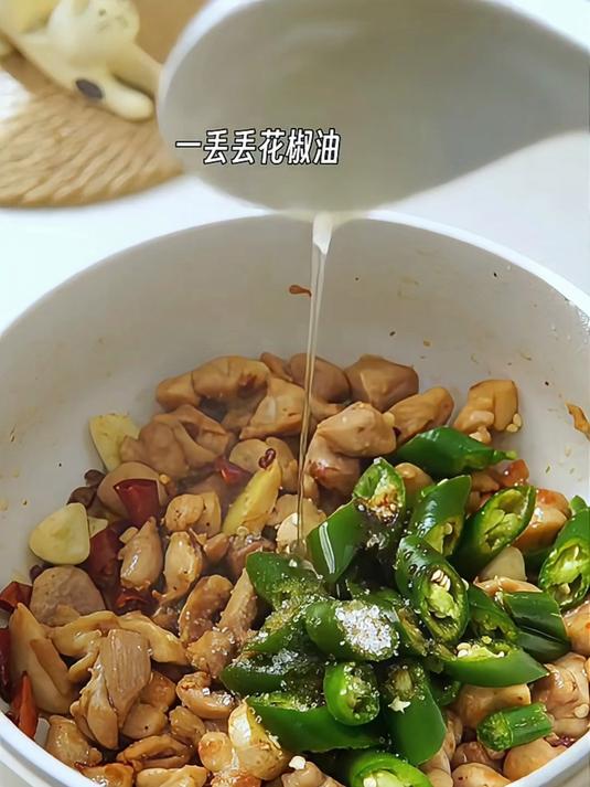 有了这道菜,我必须马上开饭,巨下饭的辣椒炒鸡丁!