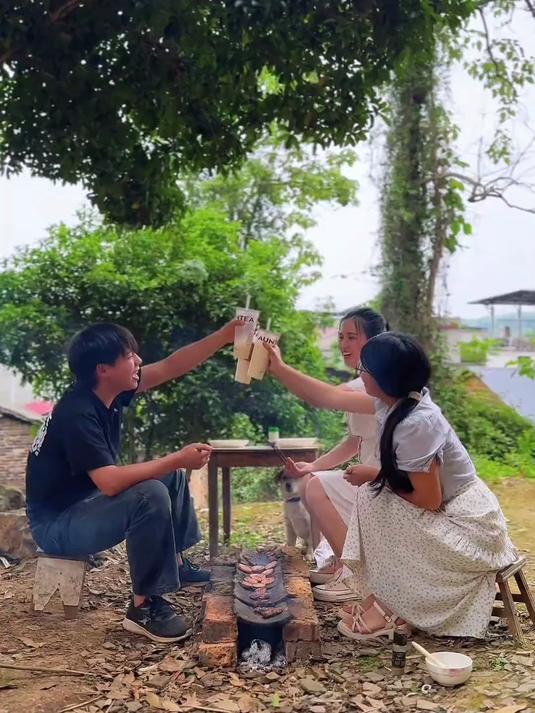 农村瓦片烧烤的快乐