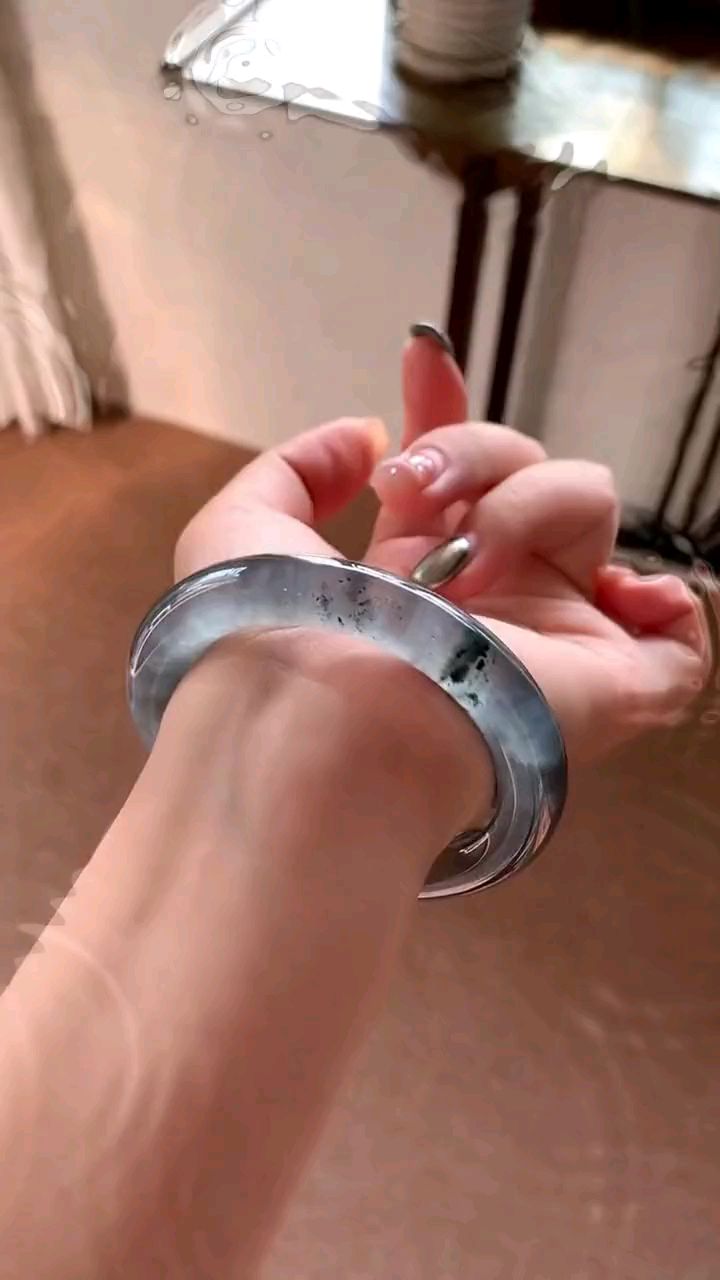 像水墨花一样雕冰乌鸡手镯!# 天然翡翠