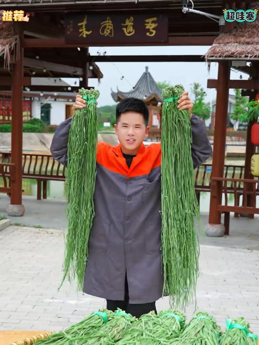 这不是莴笋,是我们自己种的贡菜哦