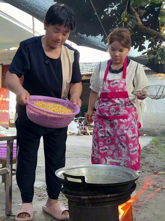 做酱豆的季节来啦,娘家妈做的这个酱豆好吃简单,做好就能吃