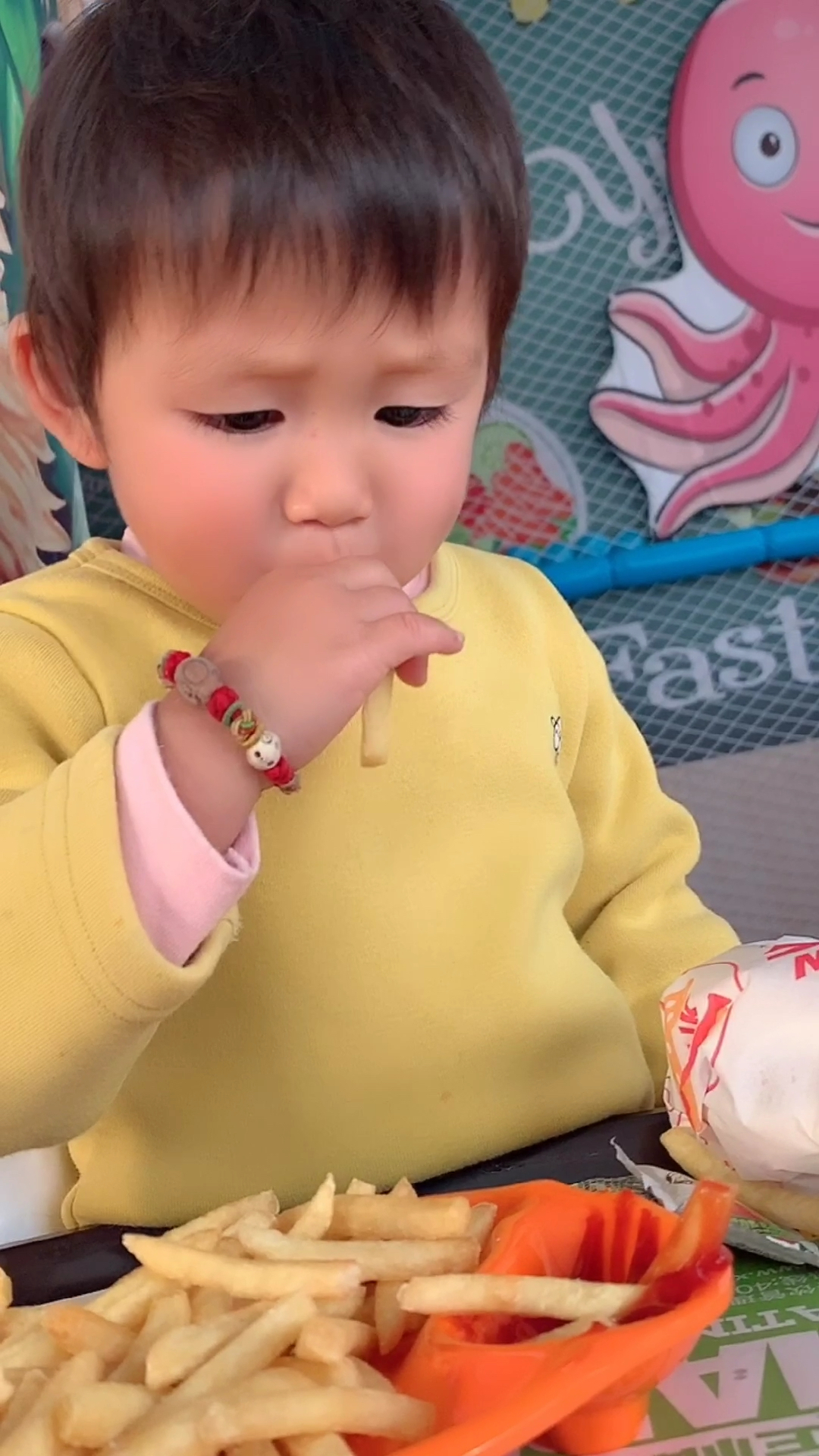 带宝宝去麦华客玩,吃汉堡薯条,宝宝玩的太开心了,都不愿意回家了