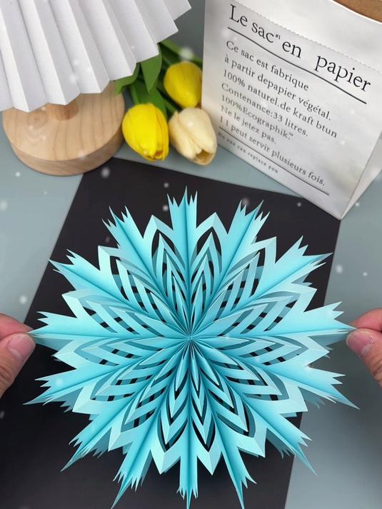 冬天来了，剪一朵立体雪花吧！