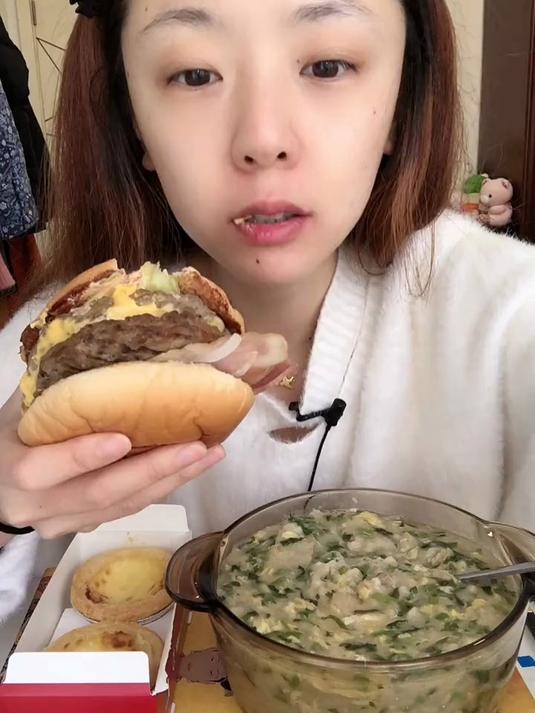 汉堡夹蛋挞咸香裹甜一口双重味超解馋