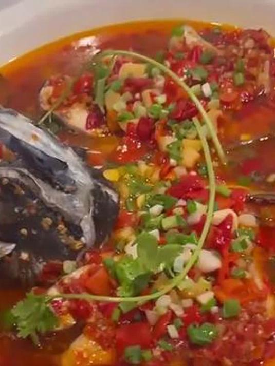 喜欢吃鱼的人要小心了！鱼身上有两个部位不能吃，平时最好少吃