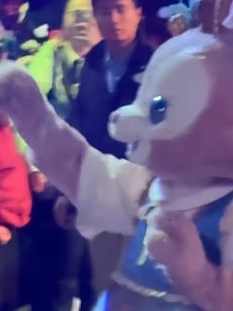 迪士尼反派巡游,看见了心心念念的玲娜贝儿,太喜欢她了