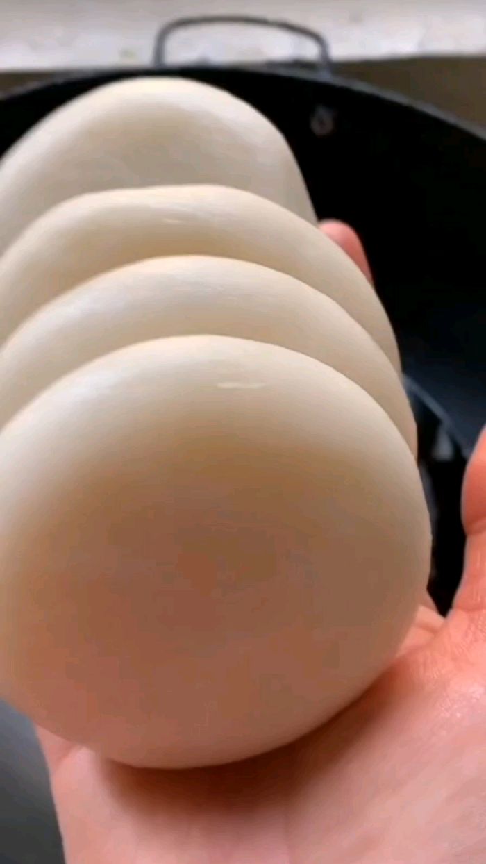 云南特色美食油炸“红糖糍粑”