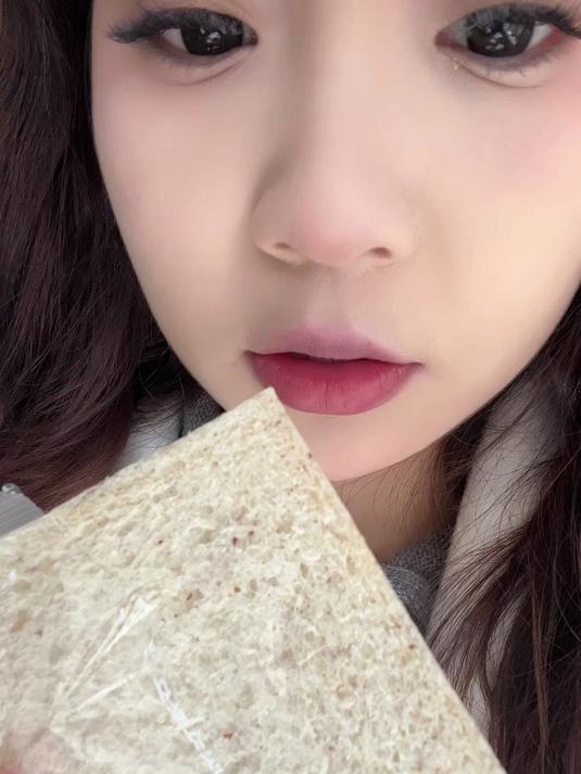 暴食日记狂炫面包三明治嘴巴停不下来了