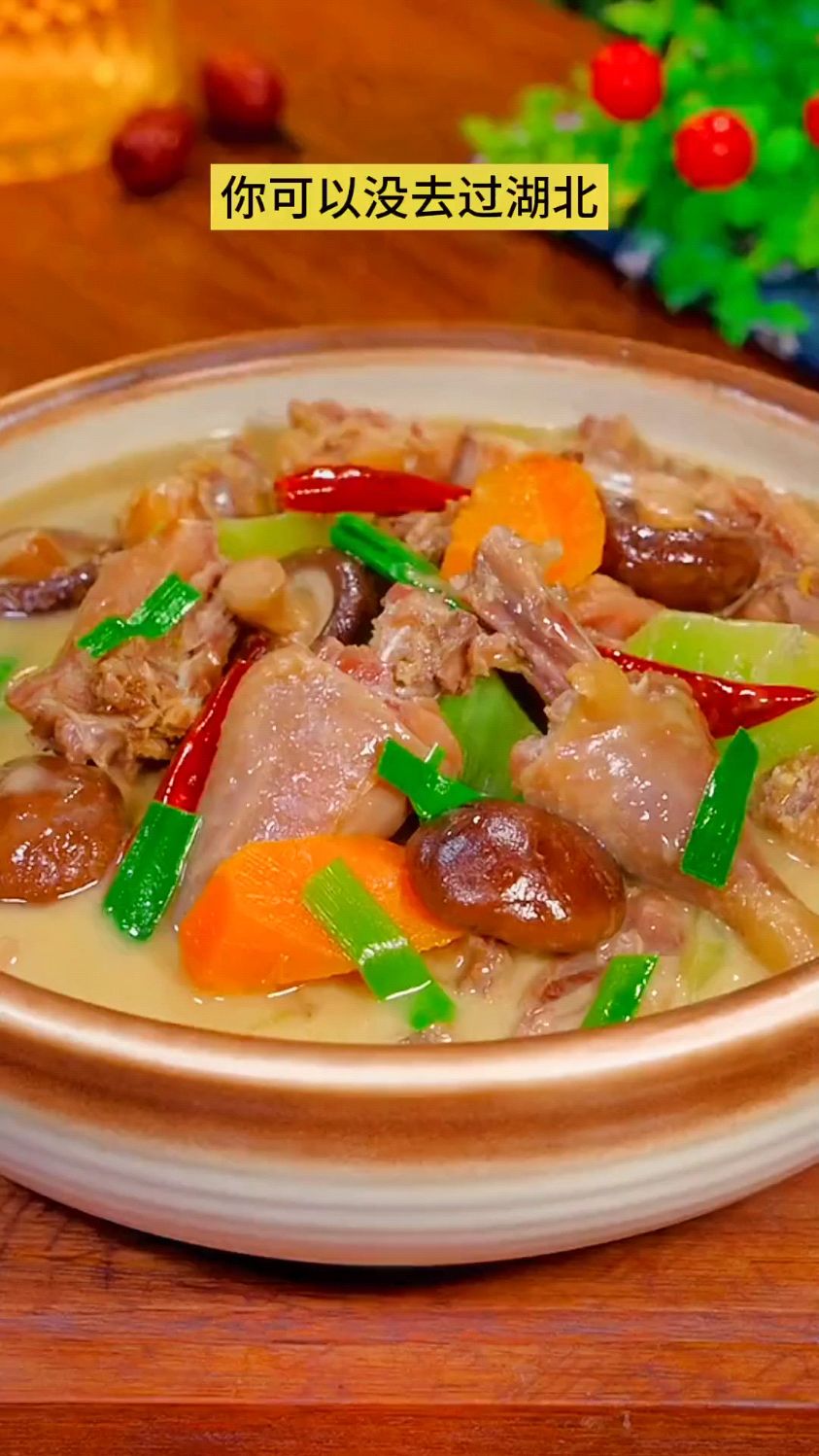 湖北特色美食,风干腊鸡,肉质紧实有嚼劲,口感咸香非常好吃。还是小时候的味道