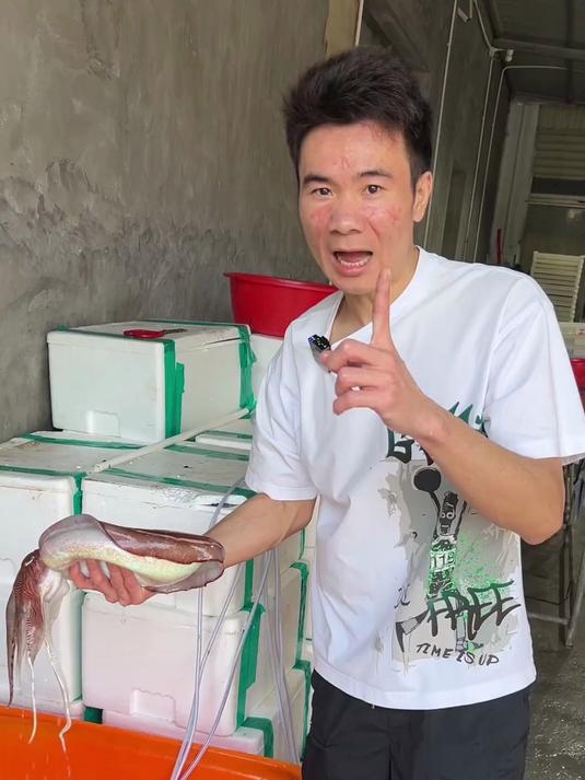 第一批活墨鱼上岸了,白灼口感又脆又鲜甜