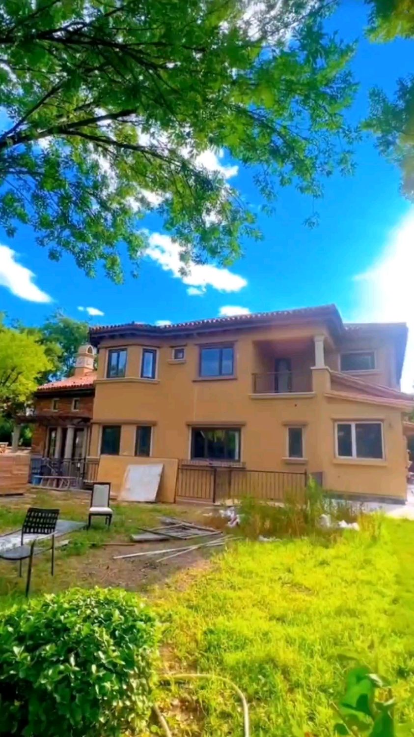 御汤山D户型已经改建完,户型格局非常好,大落地窗,花园300平米,使用550平米,仅契税