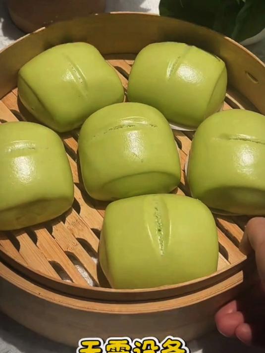 这是最近比较火的菠菜馒头做法