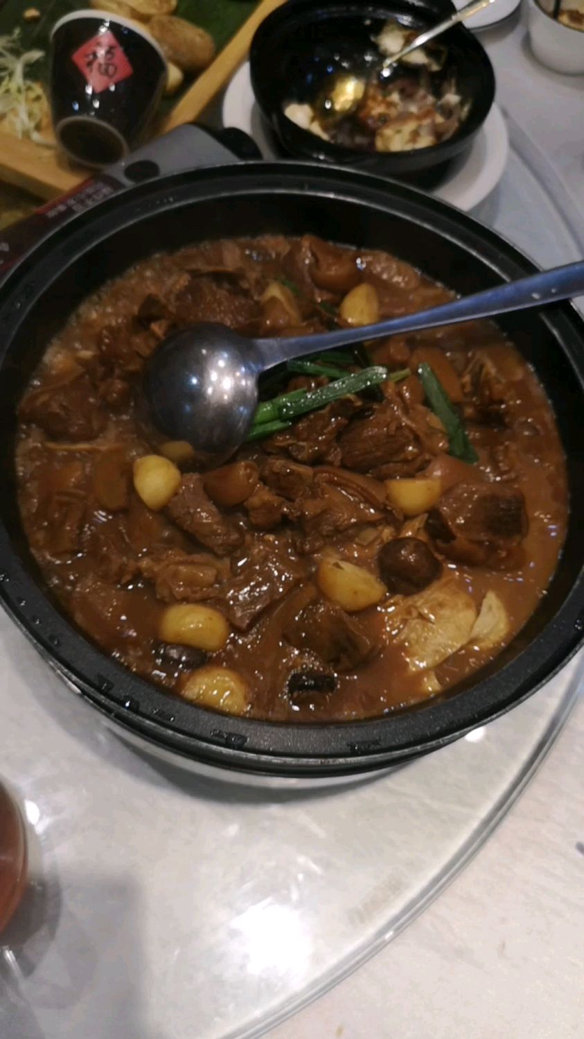 秋风起吃羊肉煲,其乐融融