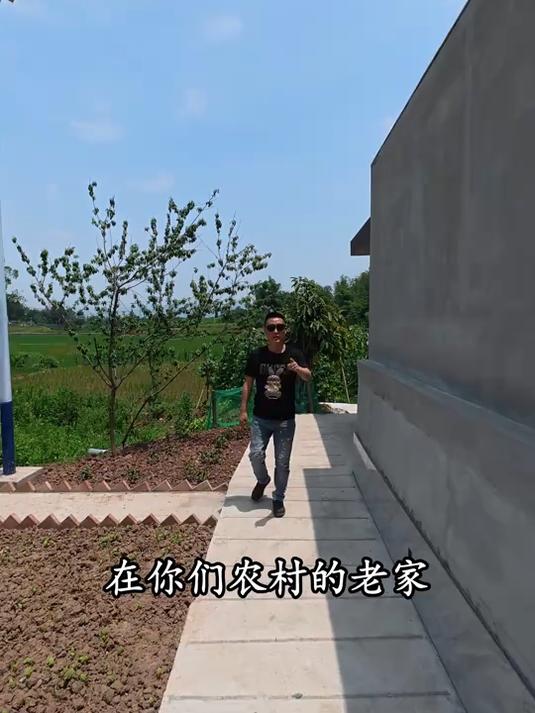 在农村修房子有一个这么巴适的菜地不晓得住起好安逸~