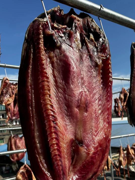 冬至临近,天气又好,就特别适合晒腊鱼,腊肉,晒得干干的就发货