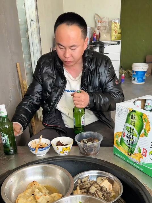东北单身汉之起来把火墙烧热乎的再去买点黄瓜拌凉菜热点剩饭剩菜