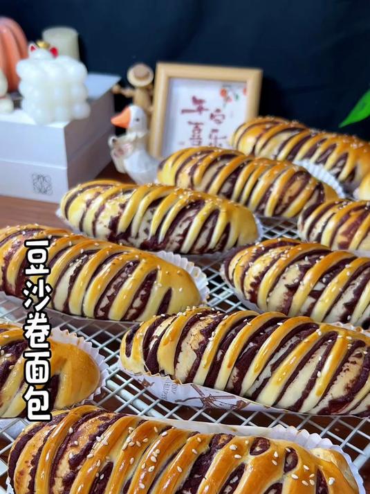 香甜松软的豆沙卷面包