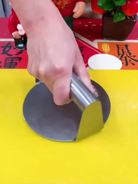 过年千万别用擀面杖了,这个压皮神器各种大饼馅饼饺子皮都很适合