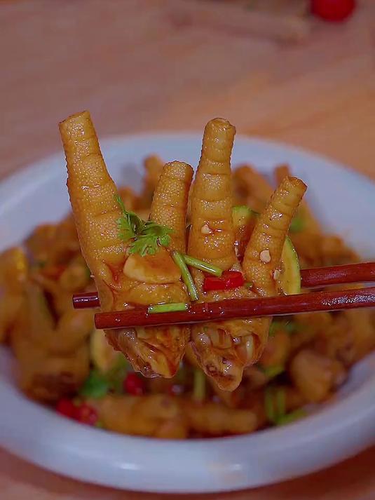 在家做美食凉拌鸡爪