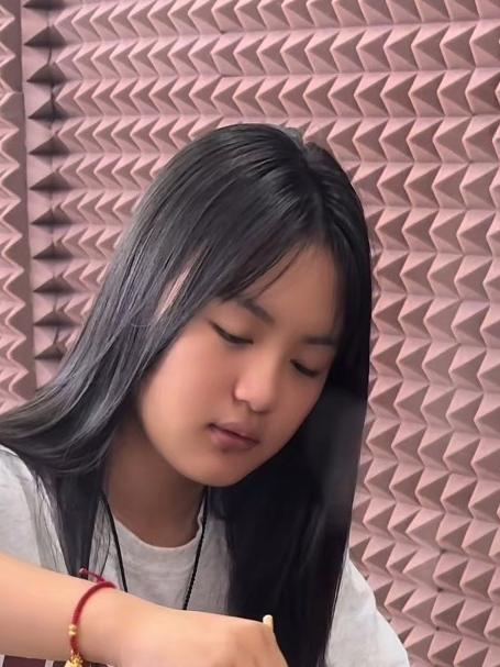 女孩用爸爸的办公司的茶具煮火锅,还建议爸爸买个冰箱,网友:茶道变火锅