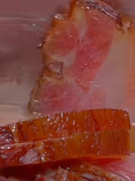 柴火慢熏腊肉,年味藏在肌理里