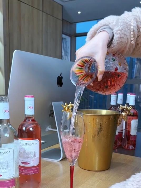 酸酸甜甜的桃红葡萄酒适合下班回来微醺一杯!
