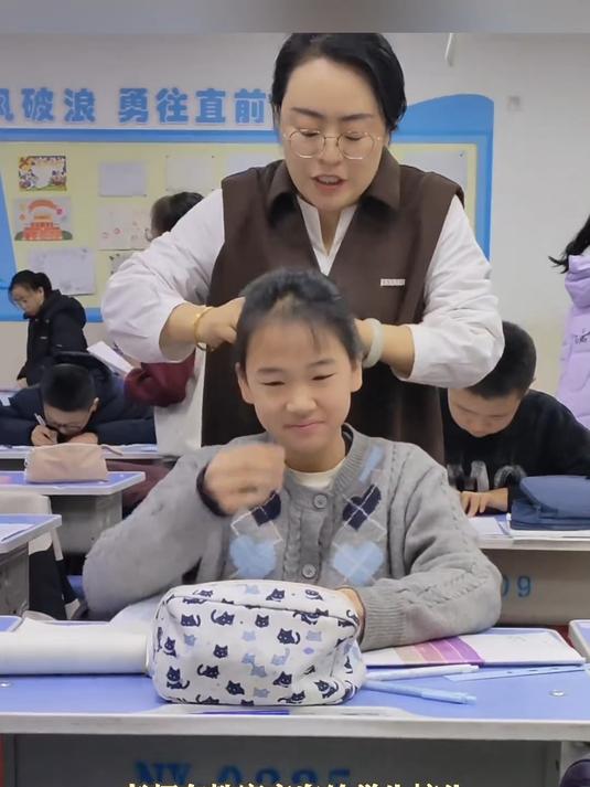 老师在教室亲自给学生梳头,什么“鲶鱼须”“空气刘海”一概不要