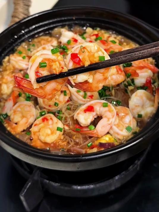 蒜蓉粉丝大虾这样做，虾肉鲜香弹牙