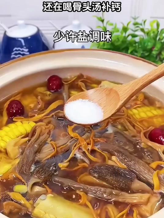 养生从喝汤开始，茶树菇排骨汤每日必备