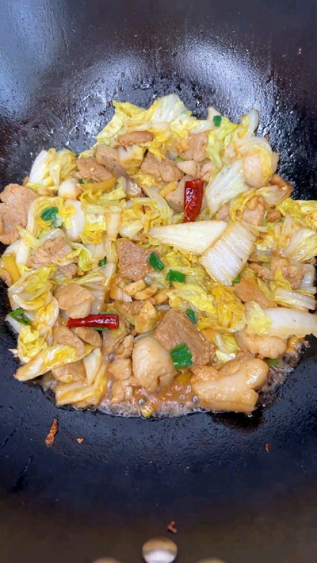 吃白菜的季节到了,今天先来个五花炒白菜,好吃又简单
