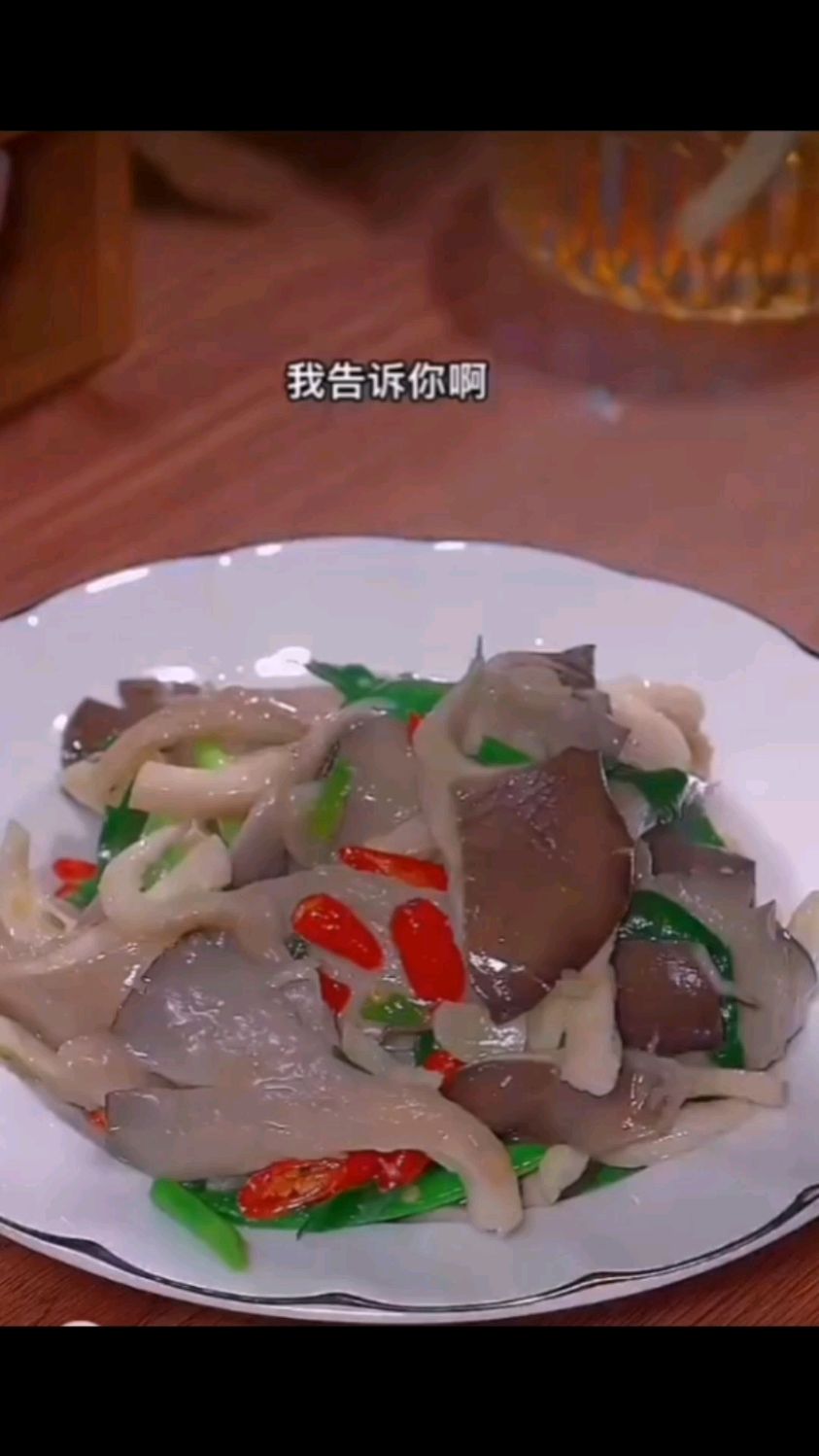 清炒平菇,鲜香清淡。夏天天天吃大鱼大肉且油腻,清淡解腻。小伙伴们还不跟我一起来做