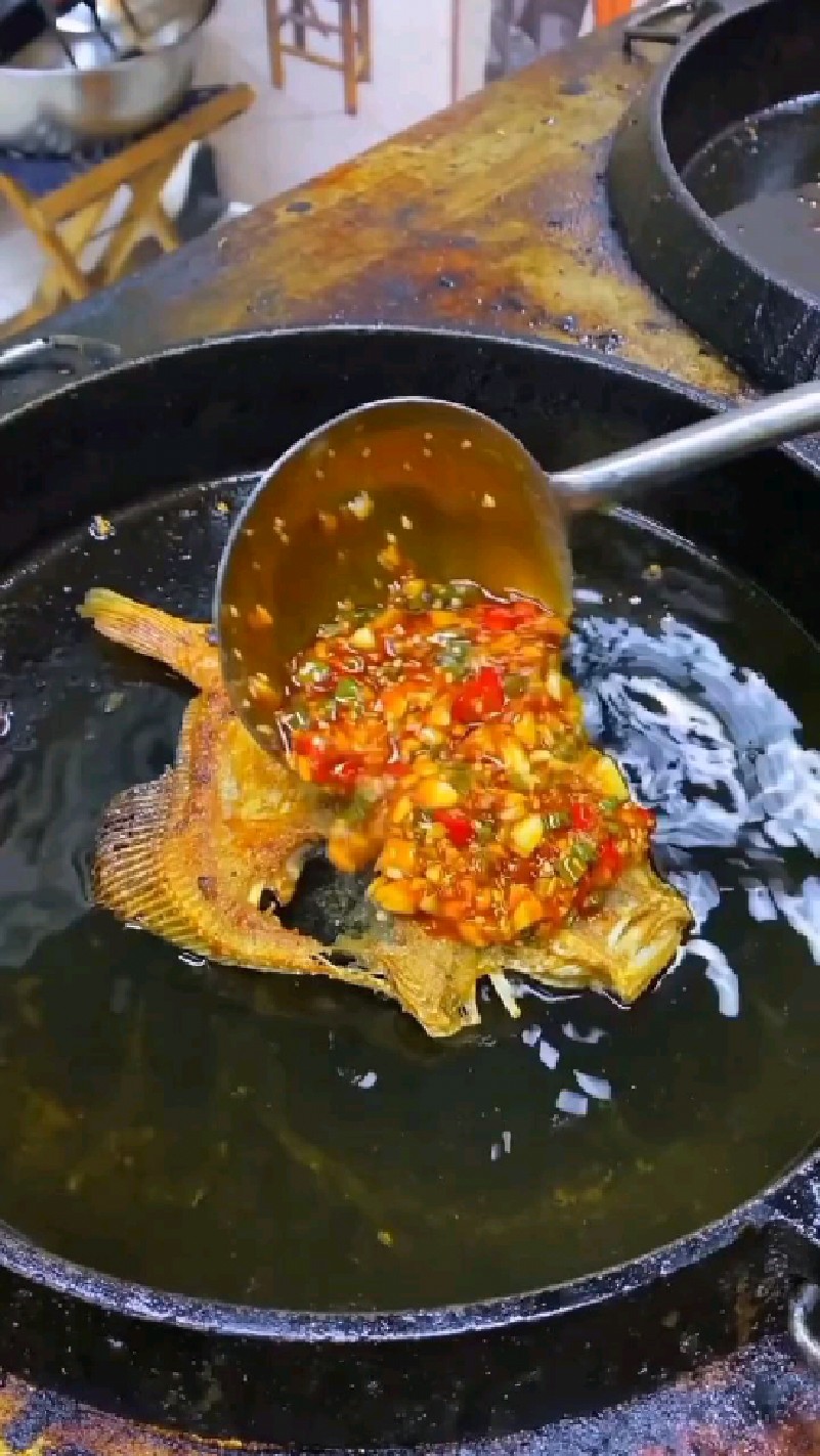 香煎铁板巴沙鱼,压一压再煎一煎就好啦!