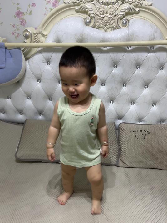 小鱼儿真是个人精,夏天太热了还知道叫爸爸开空调
