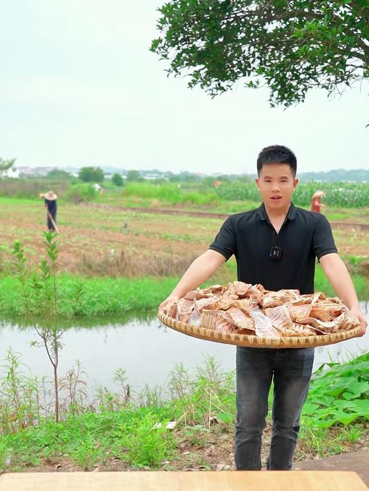试试冬笋干烧肉。味道会更鲜嫩