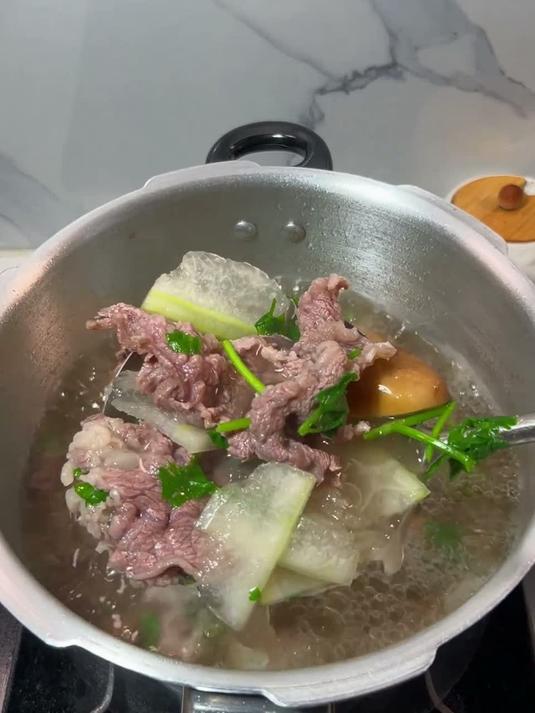 口蘑冬瓜牛肉汤 牛肉原汁原味鲜嫩好吃 汤水鲜甜好喝牛肉汤