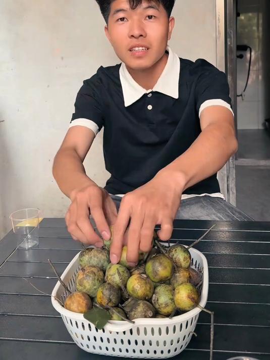 广西的山间野果,很多人不知道还可以做菜吃,猪大肠炒木竹果