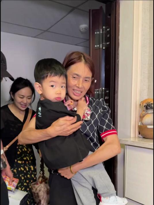 二姐带着侄儿回娘屋,弟媳备好饭菜,饭桌上大宝一句话,太逗了