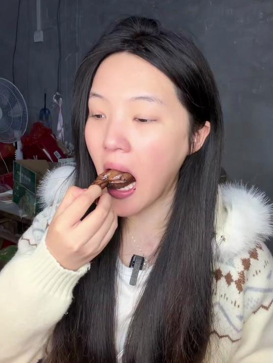 长辈打牌唠嗑,备上卤香鸭胗,休闲时刻有滋味