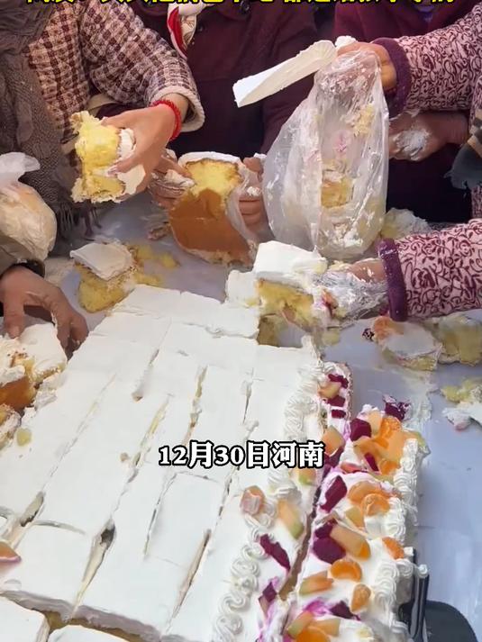 新店开业蛋糕免费吃。大爷大妈们上演抢蛋糕大战