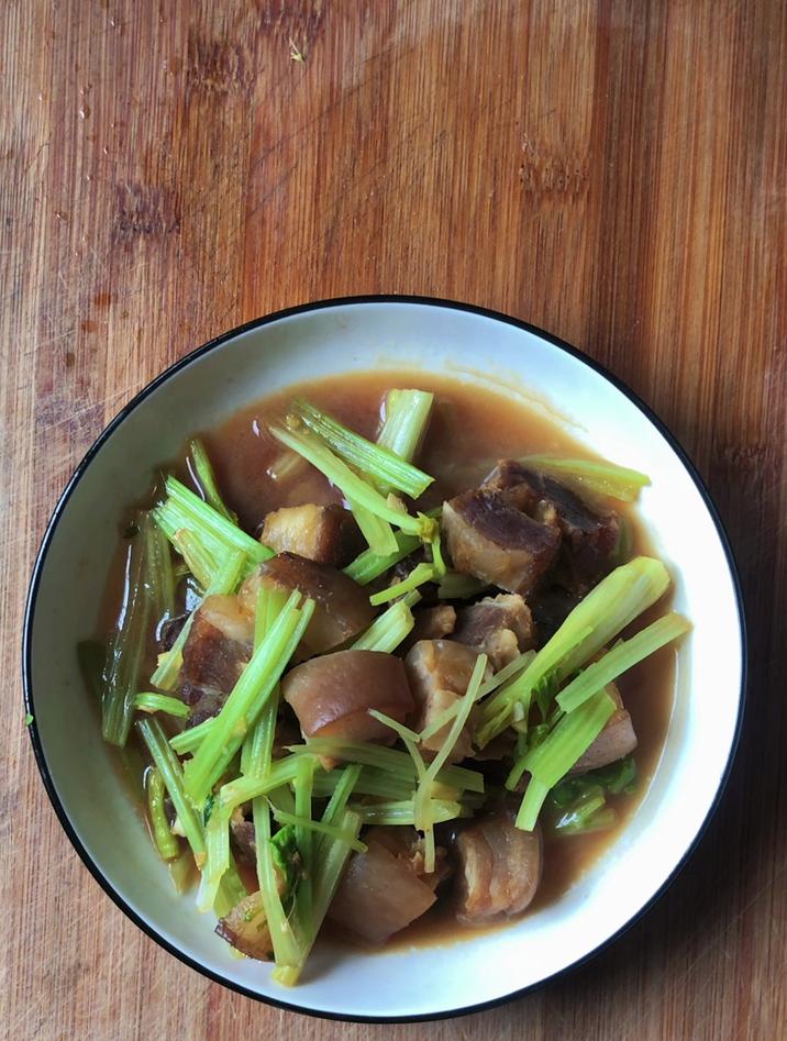芹菜炒腊肉的做法,跟我这样做,简单好吃
