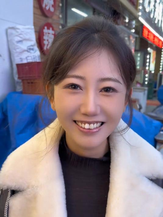 买草莓蛋糕时,遇见了一对恩爱的老夫妻,我们决定把蛋糕送给他们