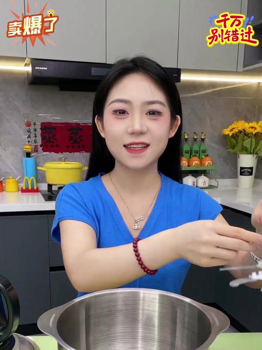 新飞五升大容量绞肉机，不管是绞肉还是和面，咔咔几下就搞定